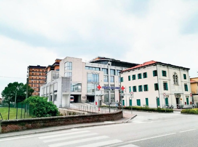 Si toglie il camice e si lancia dall’ottavo piano dell’ospedale di Camposampiero