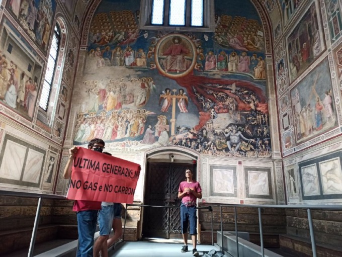 Attivisti per il clima incatenati alla Cappella degli Scrovegni, video e foto del blitz