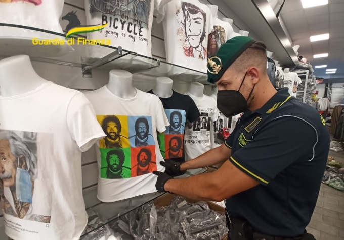 Sequestrate oltre 8.600 t-shirt con marchi di brand italiani contraffatti