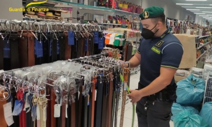 Borsette e accessori di abbigliamento in pelle (di origine ignota): sequestrati oltre 16mila prodotti