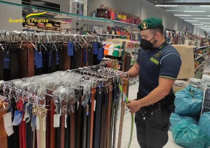 Borsette e accessori di abbigliamento in pelle (di origine ignota): sequestrati oltre 16mila prodotti