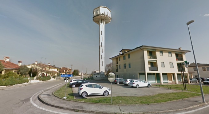 Auto esce di strada e travolge una comitiva di giovani