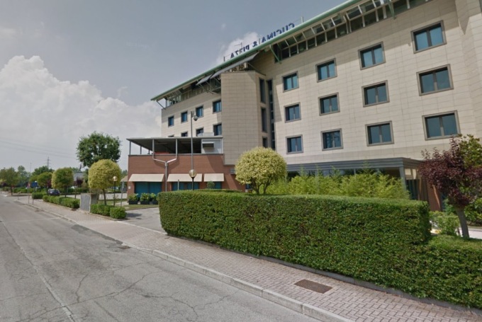 19enne chiama il 112 dicendo di volersi togliere la vita: quando arrivano i Carabinieri si lancia dall’ultimo piano di un hotel