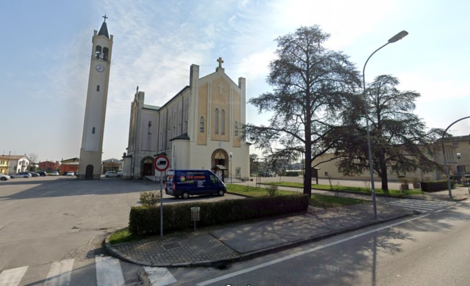 Adolescenti entrano in bici in chiesa e bruciano un crocifisso