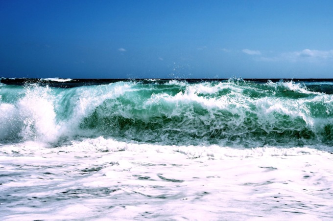 Malato di cuore si getta tra le onde in mare per salvare due persone: loro si salvano, lui muore poco dopo