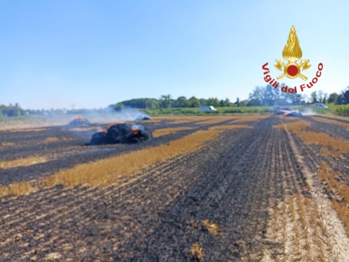 Incendio di sei rotoballe sulla strada dei vivai a Saonara: bruciati 4mila metri quadri di terreno