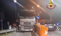 Limena, le foto del camion rimasto incastrato sul ponte: verrà smontato lo spartitraffico