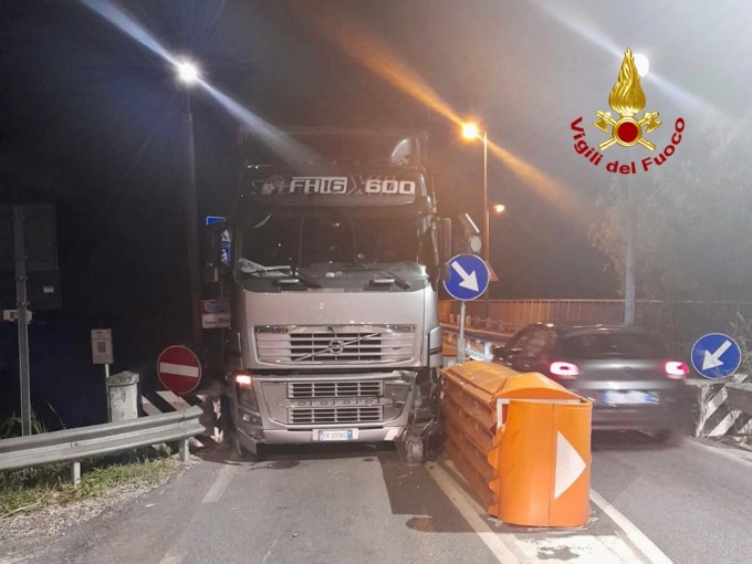 Limena, le foto del camion rimasto incastrato sul ponte: verrà smontato lo spartitraffico