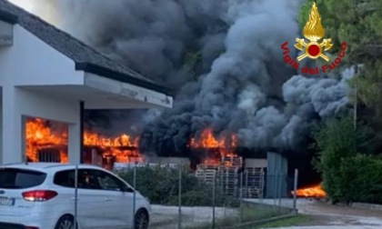 Casale di Scodosia, video e foto del maxi incendio al mobilificio industriale