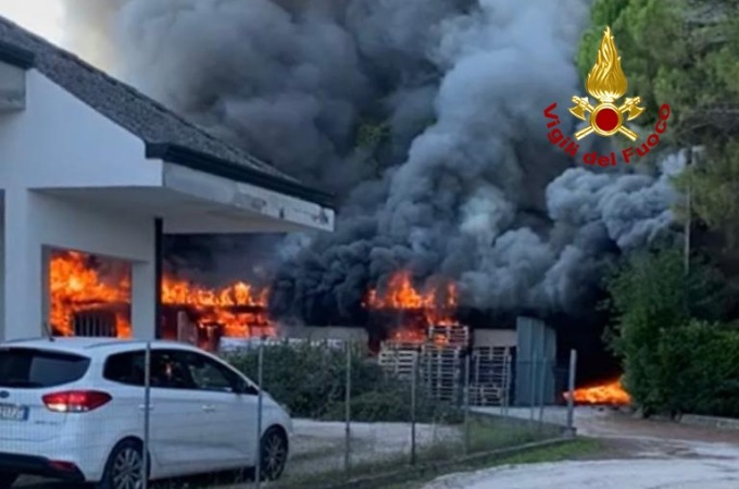 Casale di Scodosia, video e foto del maxi incendio al mobilificio industriale