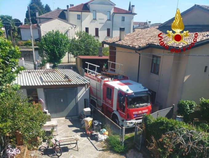 Grantorto, le foto dell’incendio nell’appartamento che si è esteso fino al tetto in legno