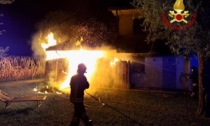 Incendio nell'annesso della casa usato come garage: 3 auto divorate dalle fiamme