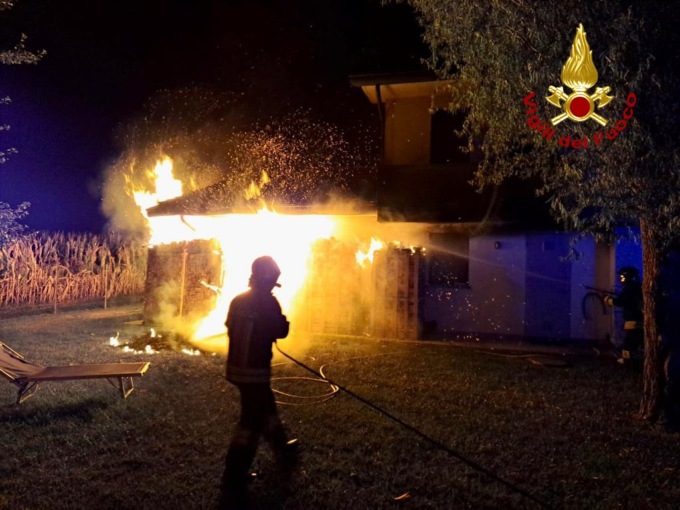 Incendio nell’annesso della casa usato come garage: 3 auto divorate dalle fiamme