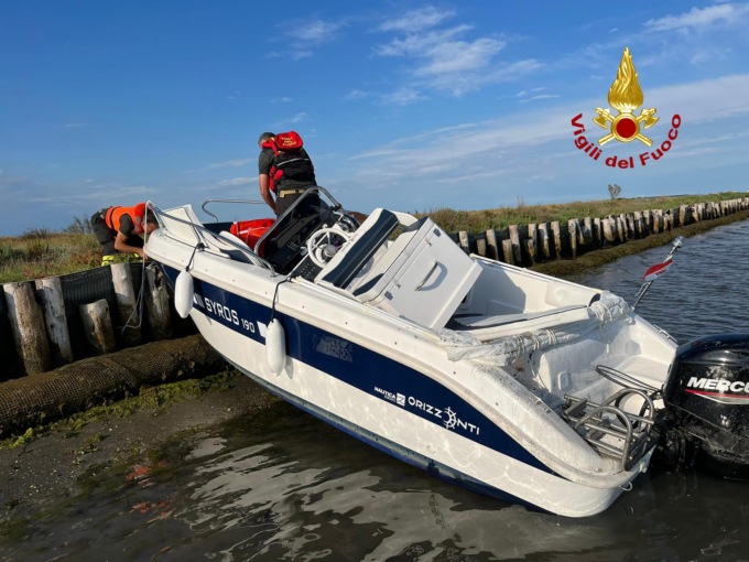 Motoscafo si schianta contro le briccole del canale tra Valli di Chioggia e Conche di Codevigo: due feriti gravi