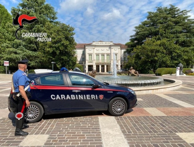 In casa aveva piante di marijuana e droga: ubriaco minaccia e tenta di colpire i militari