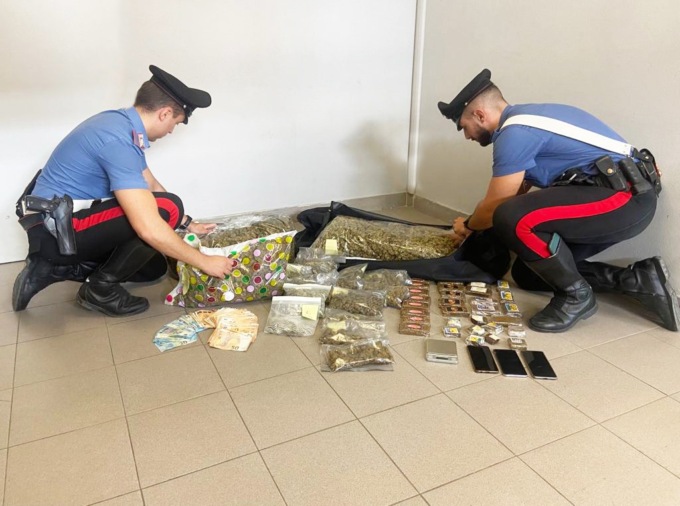 Via vai di giovani in zona Sacro Cuore: individuata la casa del pusher 25enne