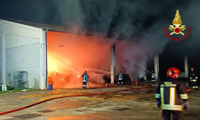 Villa del Conte, le foto dell’incendio di 300 balle di paglia nell’azienda agricola