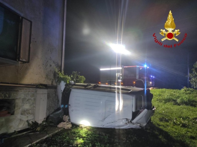 Tremendo botto nella notte, perde il controllo dell’auto e si schianta contro una casa