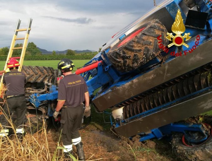 Due Carrare, le foto del trattore e della vendemmiatrice che si sono rovesciati nei campi: un ferito