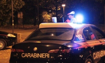 Guida con la patente revocata e viene fermato, tenta di fuggire e tampona la gazzella dei Carabinieri