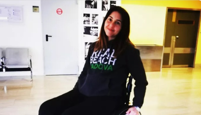 Costretta su una sedia a rotelle, l’ex giocatrice Chiara Maniero lancia una raccolta fondi: “Per le cure e la mia autonomia”