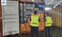 Imprenditore cinese (attivo in provincia di Padova) importa un container di valigie per nasconderci dentro prodotti non dichiarati