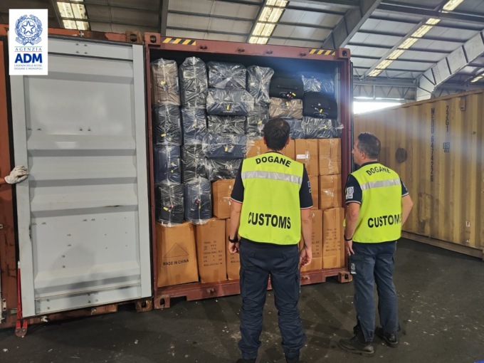 Imprenditore cinese (attivo in provincia di Padova) importa un container di valigie per nasconderci dentro prodotti non dichiarati