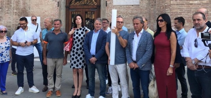 Caro energia, ai commercianti padovani non resta che votarsi a Sant’Antonio: portato un cero sulla tomba