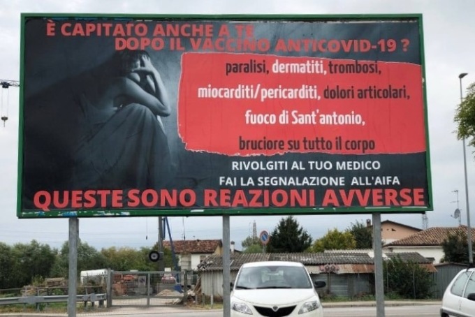 Mega cartellone no-vax elenca gli effetti collaterali: “È capitato anche a te dopo il vaccino?”