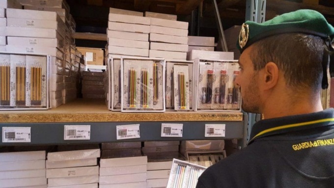 Padova, sequestrati 202mila articoli per la scuola e per l’ufficio irregolari