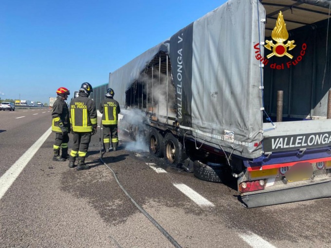 Pneumatici di un semirimorchio in fiamme sull’A4 tra gli svincoli di Padova Est e Ovest