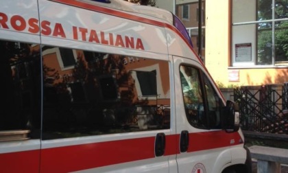 Tragedia sfiorata a Piove di Sacco, bimbo investito sulle strisce pedonali davanti a scuola: l'auto passata con il semaforo rosso