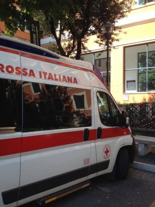 Tragedia sfiorata a Piove di Sacco, bimbo investito sulle strisce pedonali davanti a scuola: l’auto passata con il semaforo rosso