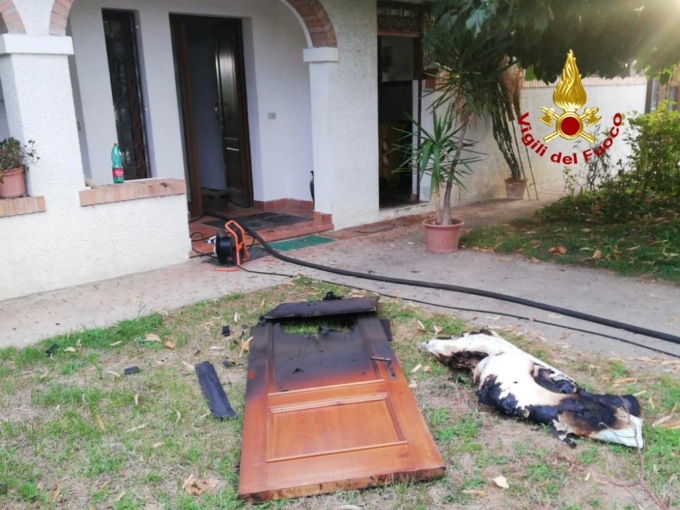 Incendio in casa all’alba, anziano ferito e intossicato riesce a mettersi in salvo