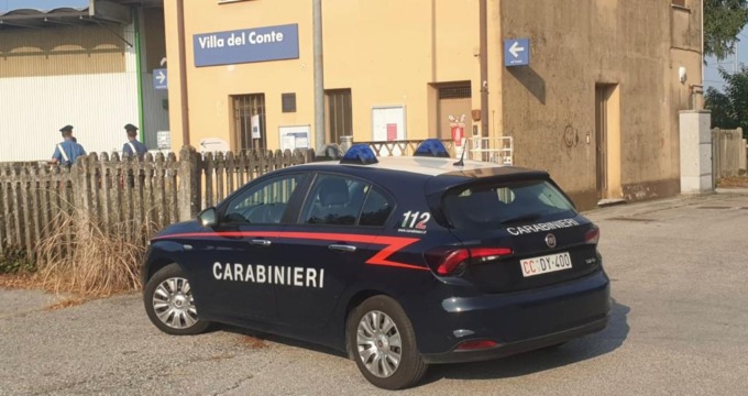 Atti vandalici alla stazione di Villa del Conte, controlli rafforzati: denunciato un 35enne con un arnese da giardinaggio “modificato”