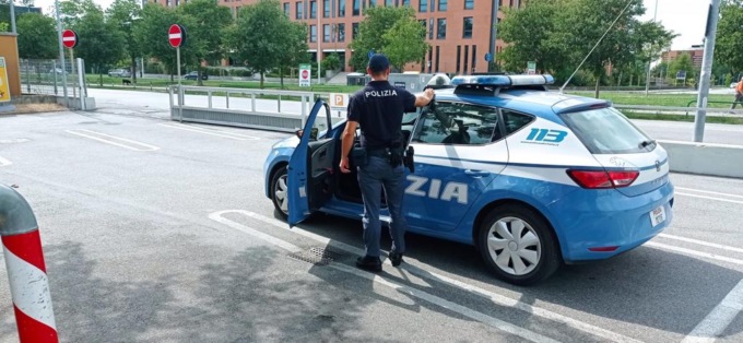 Padova, vanno all’Ufficio Immigrazione e lasciano le bambine chiuse in auto sotto il sole: denunciate madre e zia