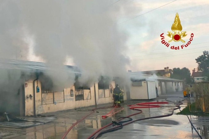 Carmignano di Brenta, le foto dell’incendio al capannone dell’Avicola Berlanda