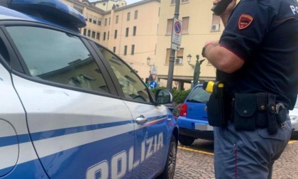 Colf ubriaca distrugge la casa in cui lavora e aggredisce gli agenti: devono fermarla con il teaser