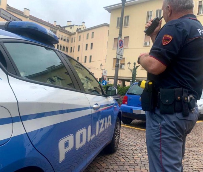 Colf ubriaca distrugge la casa in cui lavora e aggredisce gli agenti: devono fermarla con il teaser