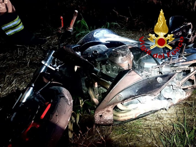 Camposampiero, perde il controllo della moto e si schianta in mezzo ai campi: è gravissimo