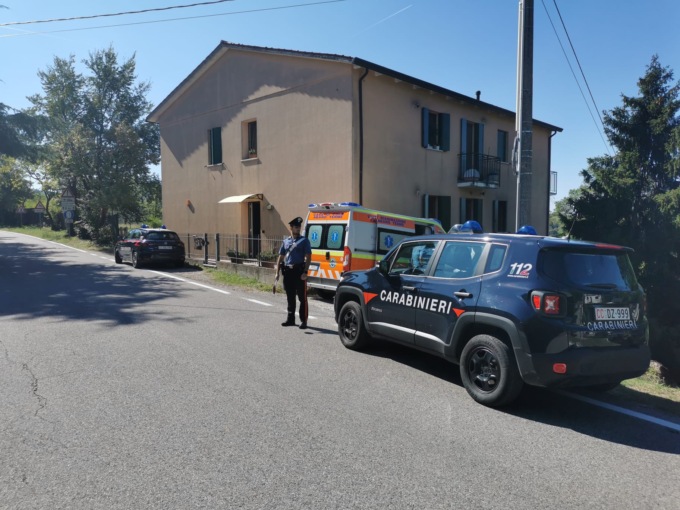 “La corrente elettrica costa troppo”, 47enne tenta di tagliare i cavi dell’alta tensione