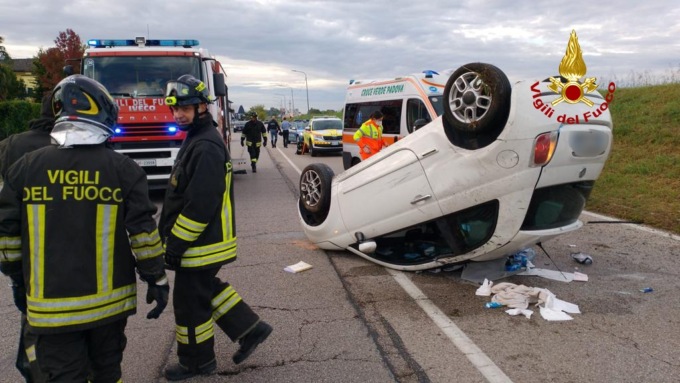 Strada del Santo, perde il controllo dell’auto e si ribalta: 25enne ferita a Cadoneghe