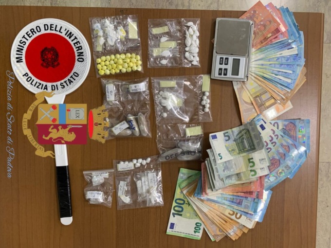 Annientata una base di spaccio: 4 arresti, sequestrati droga e contanti