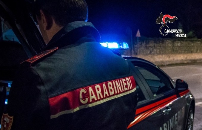 Ruba una birra in pizzeria, aggredisce i titolari e poi minaccia i Carabinieri con dei coltelli