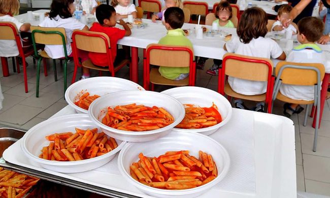 Danno alla figlia una merenda insufficiente: la scuola chiama i servizi sociali