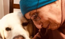 La nonna muore di tumore, la nipote Martina regala una lunga chioma alle malate oncologiche