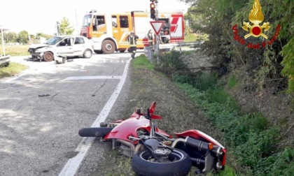 Motociclista schiacciato tra auto e guardrail dopo un'incidente a Piazzola sul Brenta