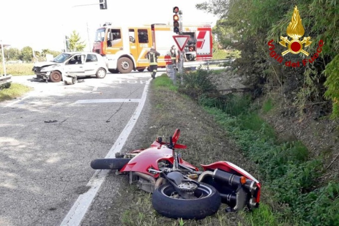 Motociclista schiacciato tra auto e guardrail dopo un’incidente a Piazzola sul Brenta