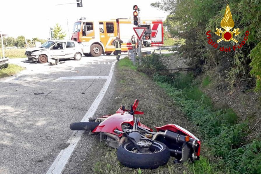 Motociclista schiacciato tra auto e guard rail dopo un'incidente a Piazzola sul Brenta