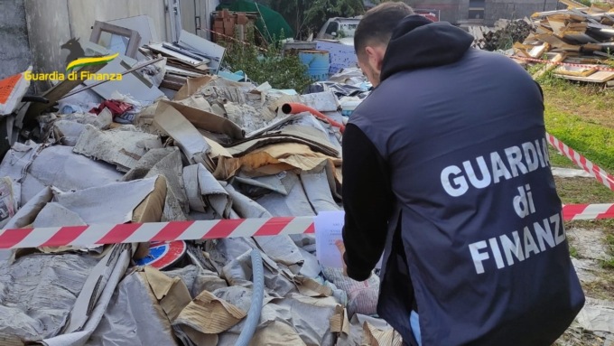 Scoperta una discarica abusiva a cielo aperto: era vicina a un corso d’acqua